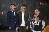 ニューヨークとナインティナイン岡村（右）。