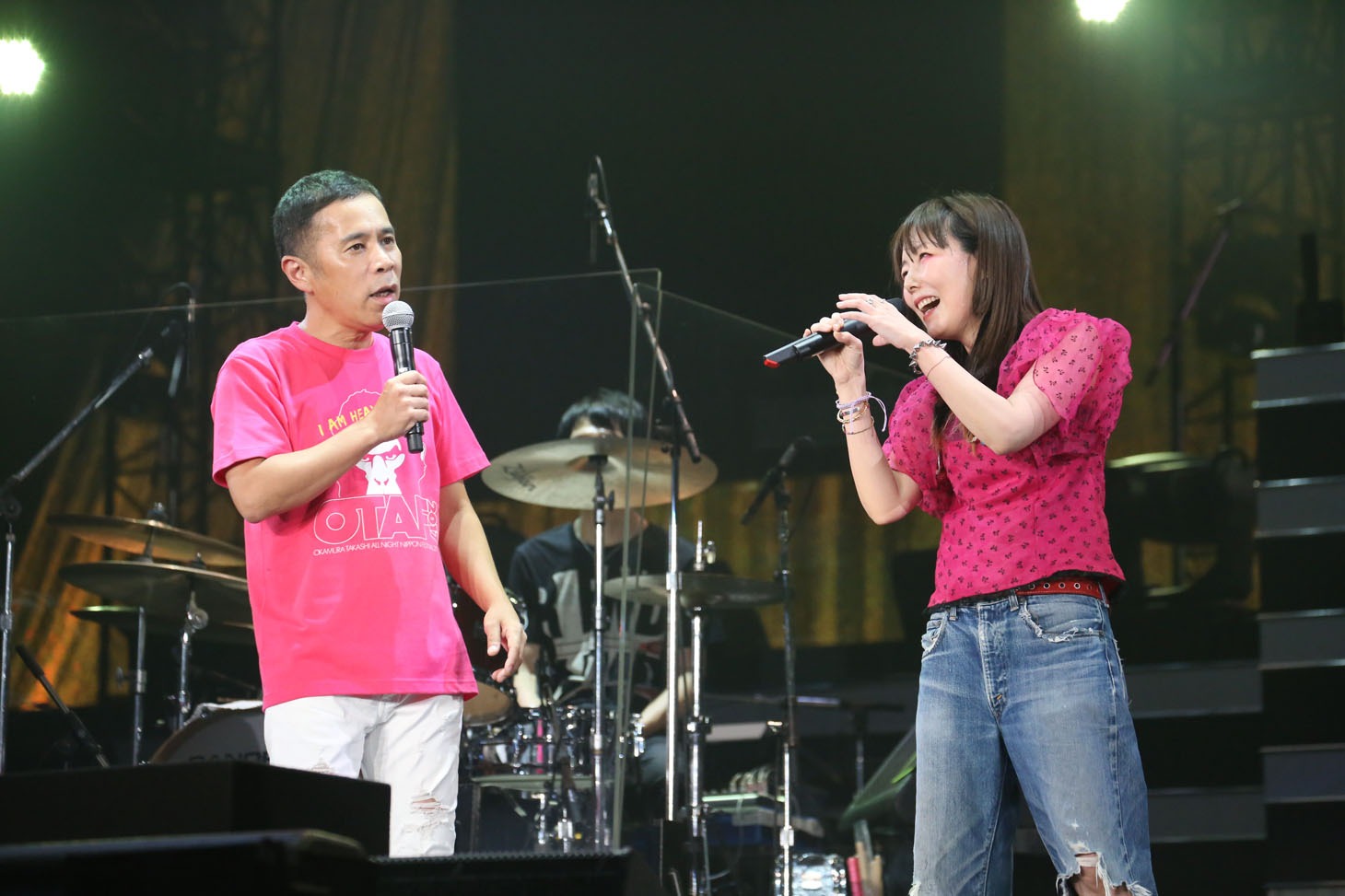 ナインティナイン岡村（左）とaiko（右）。