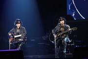 Toshl（左）とナインティナイン岡村（右）。