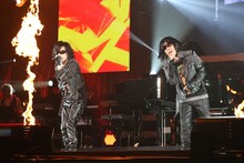 Toshl（左）とナインティナイン岡村（右）。