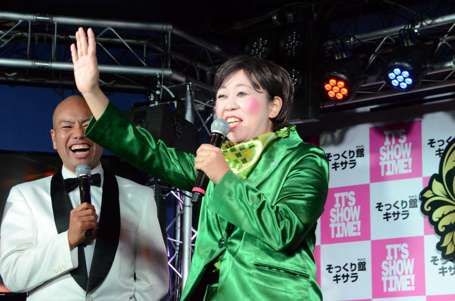 小池百合子都知事に扮する八幡カオル。