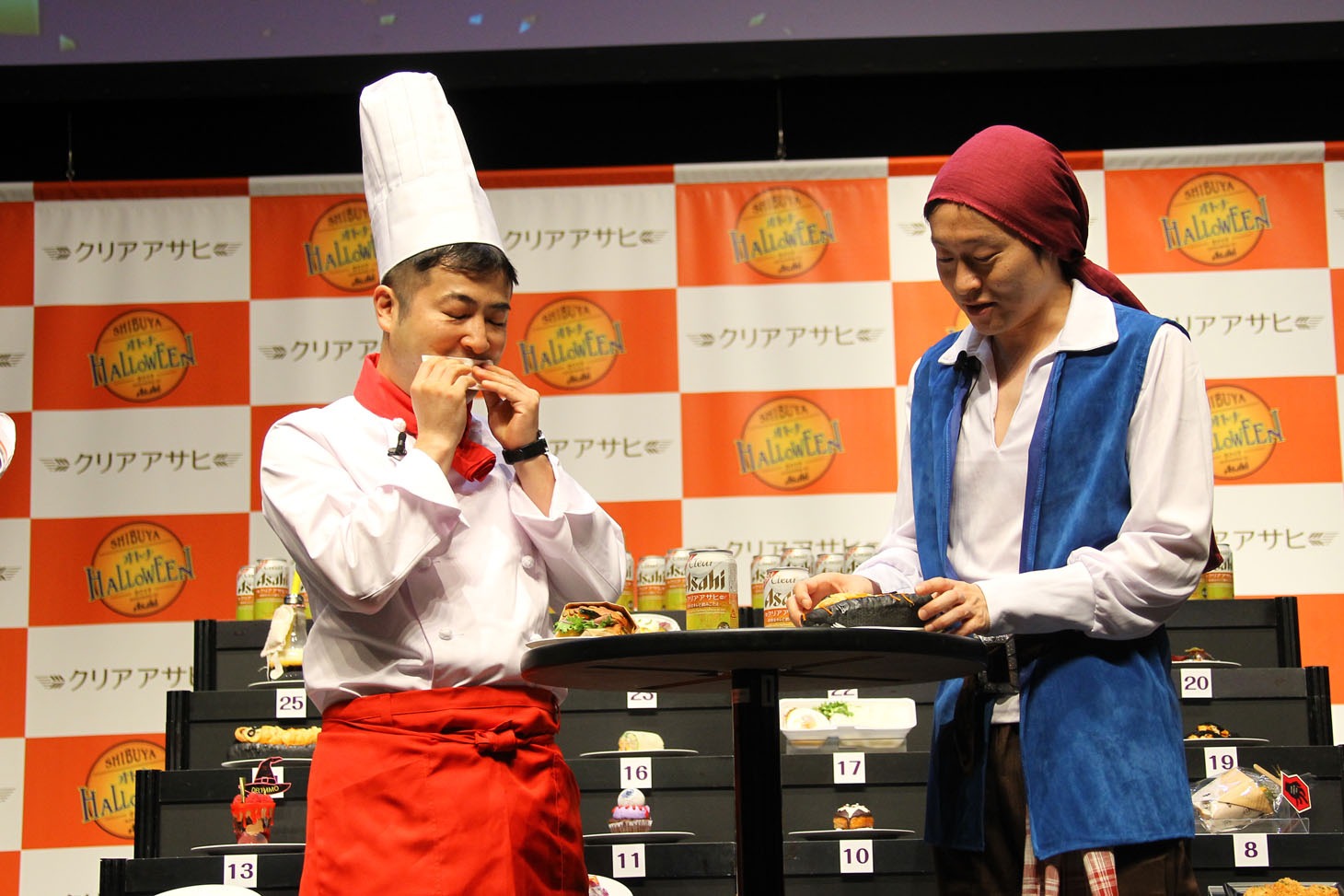 ハロウィンフードを試食する和牛。