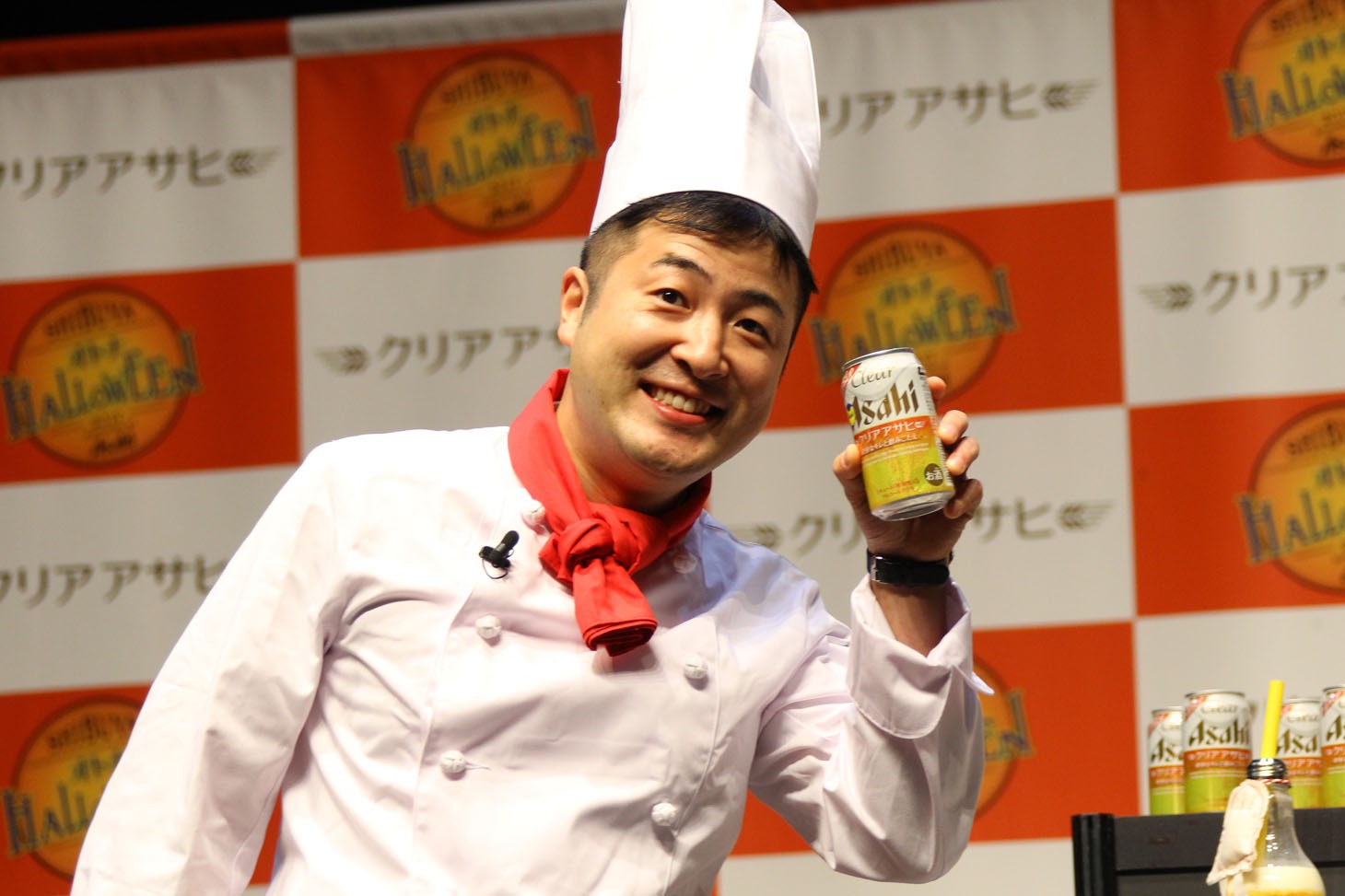 コックに扮した和牛・水田。