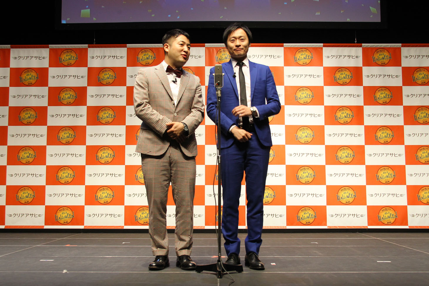 漫才を披露する和牛。