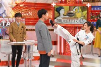 アンジャッシュと武田梨奈（右）。(c)TBS