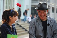 左から広瀬麻知子アナウンサー、ピエール瀧。(c)静岡朝日テレビ