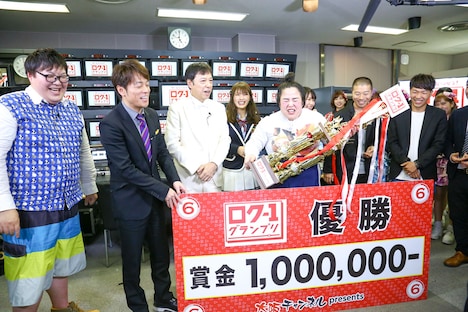 「6秒で笑わせろ！ロク-1グランプリ」決勝の様子。