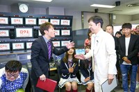 「6秒で笑わせろ！ロク-1グランプリ」決勝の様子。