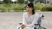 山田杏奈演じる車いすの少女。