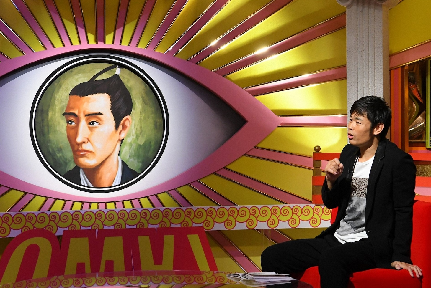 「オー!!マイ神様!!」にて平賀源内について熱弁する品川庄司・品川。(c)TBS