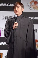 顔以外を不自然に隠す黒い衣装をまとった羽田圭介。