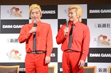 メイプル超合金カズレーザーのコスプレをした羽田圭介（左）とカズレーザー本人（右）。