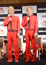 メイプル超合金カズレーザーのコスプレをした羽田圭介（左）とカズレーザー本人（右）。