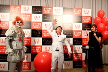 ラップを披露するカミナリたくみ（中央）。