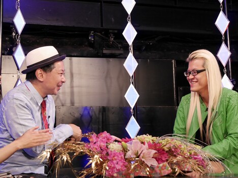 左から鈴木おさむ、ZAZY。(c)BSフジ