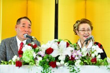 会見中の宮川大助・花子。