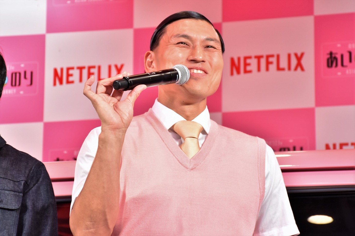 「松山千春スタイル」でマイクを持つオードリー春日。