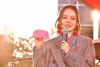 恋愛成就祈願の絵馬を披露するベッキー。