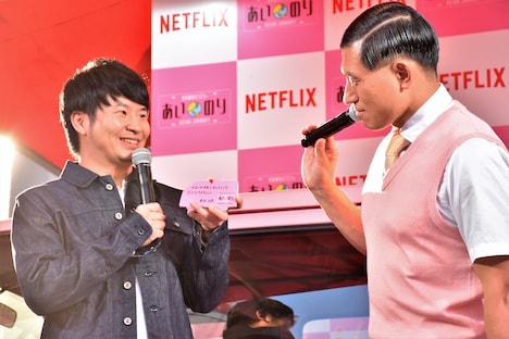 自身の恋愛成就祈願の絵馬を披露するオードリー若林（左）と相方・春日（右）。