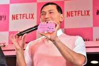 恋愛成就祈願の絵馬を披露するオードリー春日。