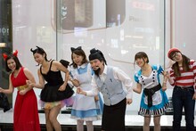 仮装した人たちと写真を撮る脳みそ夫。