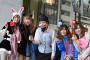 仮装した人たちと写真を撮る脳みそ夫。