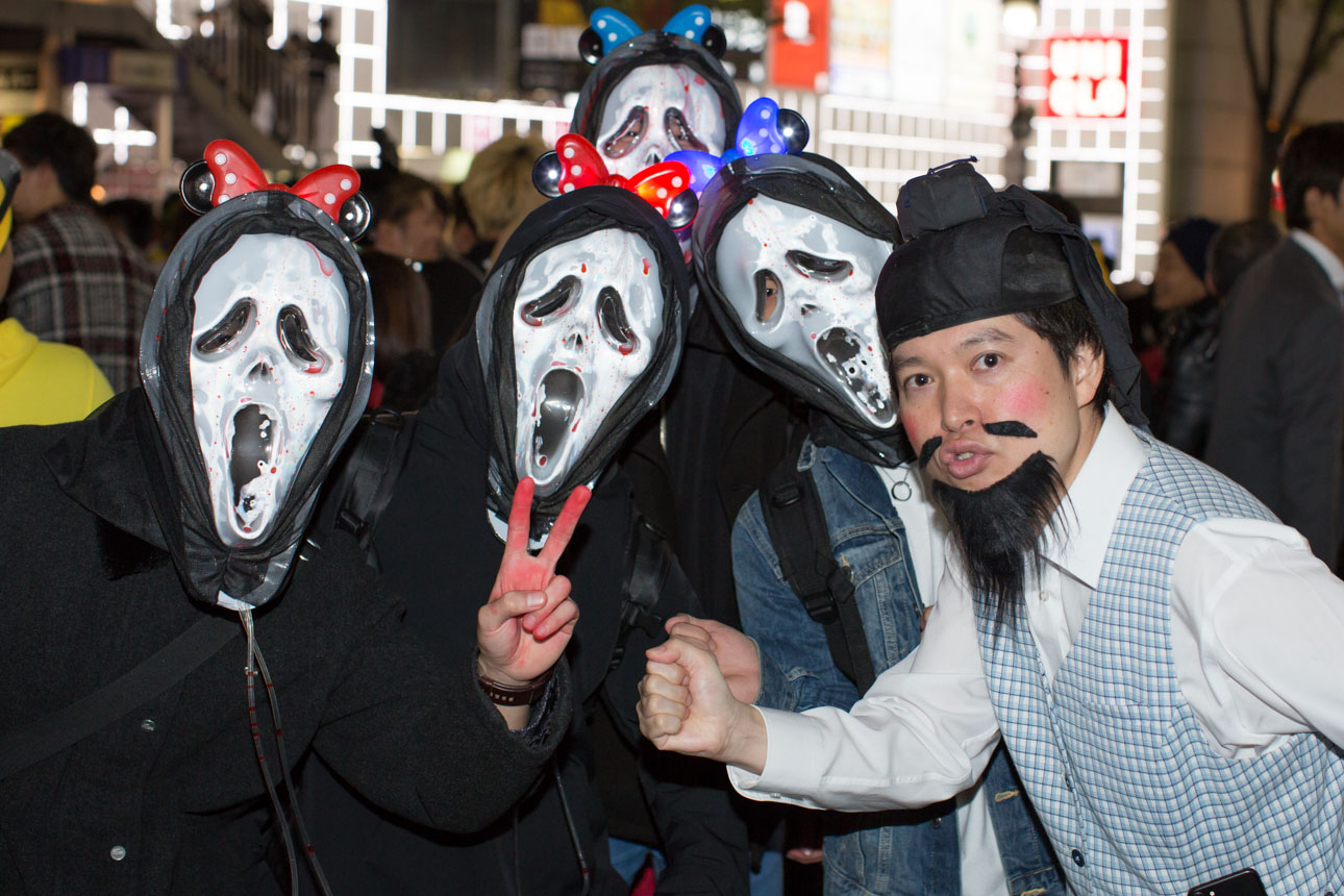 仮装した人たちと写真を撮る脳みそ夫。