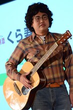 南こうせつに扮した銀シャリ橋本。