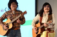 漫談のブリッジのようにギターを鳴らす銀シャリ鰻（右）。