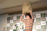 玉入れのカゴを持つ銀シャリ橋本。