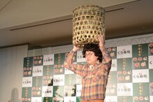 玉入れのカゴを持つ銀シャリ橋本。