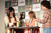 「竹姫寿司」を試食する銀シャリと辻希美。