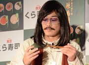 「竹姫寿司」を味わう伊勢正三に扮した銀シャリ鰻。