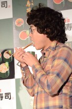 「竹姫寿司」を味わう伊勢正三に扮した銀シャリ橋本。