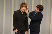 漫才「2丁目5丁目」を披露するサカイスト。