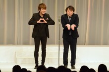 漫才「2丁目5丁目」を披露するサカイスト。