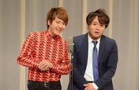 漫才「ホームラン」を披露するサカイスト。