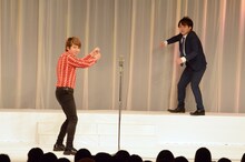 漫才「ホームラン」を披露するサカイスト。