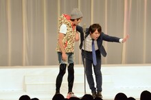 漫才「バイク」を披露するサカイスト。