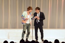 漫才「新聞勧誘」を披露するサカイスト。