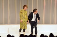 漫才「結婚の挨拶」を披露するサカイスト。