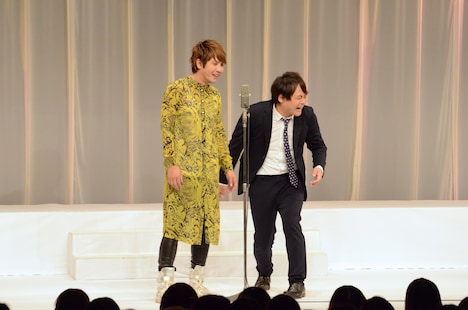 漫才「結婚の挨拶」を披露するサカイスト。