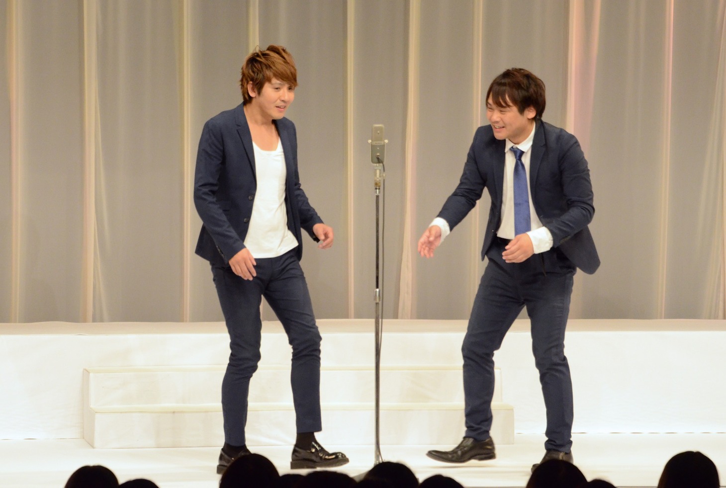 漫才「墓参り」を披露するサカイスト。