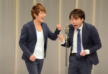 漫才「墓参り」を披露するサカイスト。