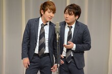 漫才「空港」を披露するサカイスト。