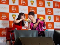 トークショーの様子。左から水樹奈々、友近。