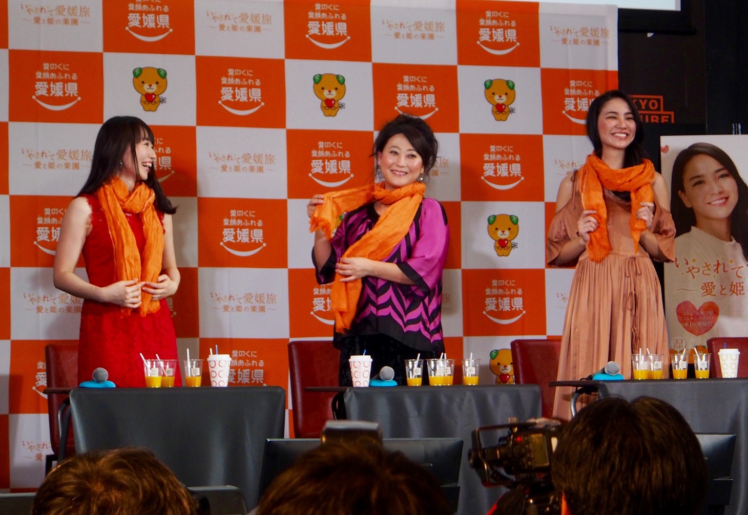 トークショーの様子。左から水樹奈々、友近、福岡佳奈子。