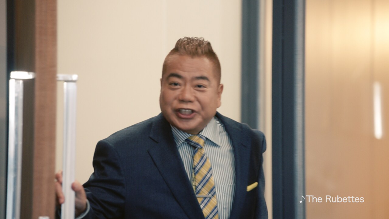 Y!mobileの新CM「英語で営業」篇のワンシーン。