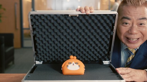 Y!mobileの新CM「英語で営業」篇のワンシーン。