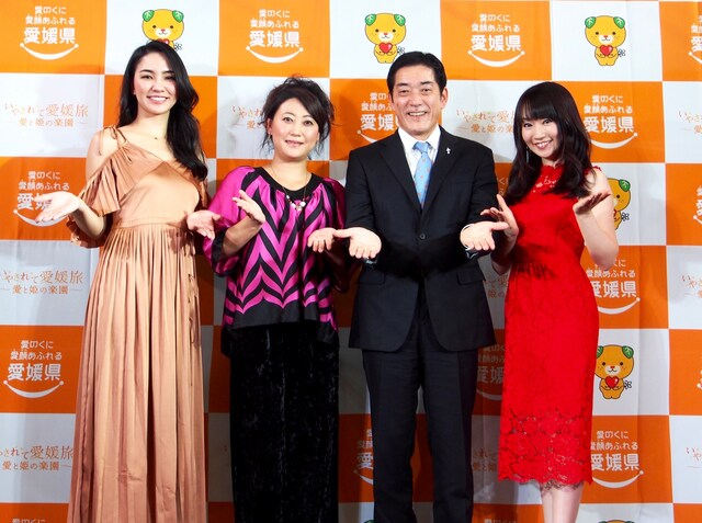 左から福岡佳奈子、友近、中村時広県知事、水樹奈々。